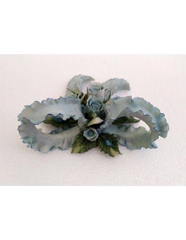 Bouquet-fiori-con-fiocco-in-Capodimonte-celeste-2