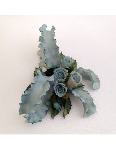 Bouquet-fiori-con-fiocco-in-Capodimonte-celeste-4