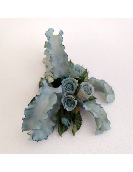 Bouquet-fiori-con-fiocco-in-Capodimonte-celeste-4