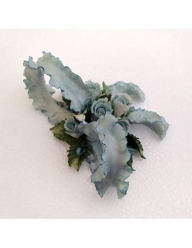 Bouquet-fiori-con-fiocco-in-Capodimonte-celeste-3