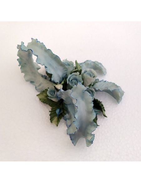 Bouquet-fiori-con-fiocco-in-Capodimonte-celeste-3