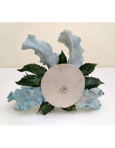 Bouquet-fiori-con-fiocco-in-Capodimonte-celeste-5