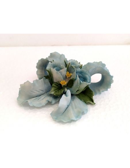 Bouquet-Fiori-con-fiocco-in-Capodimonte-celeste-piccolo