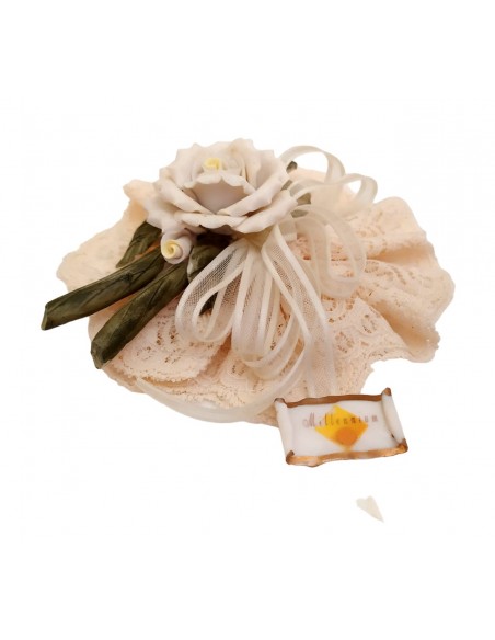 Fiore-porcellana-con-spilla-su-centrino