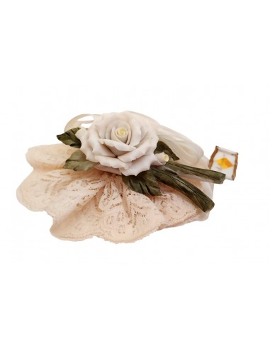 Fiore-porcellana-con-spilla-su-centrino