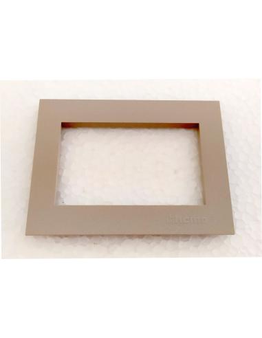 Placca-Mostrina-grigio-sabbia-3-posti-Bticino-TEKNE-2