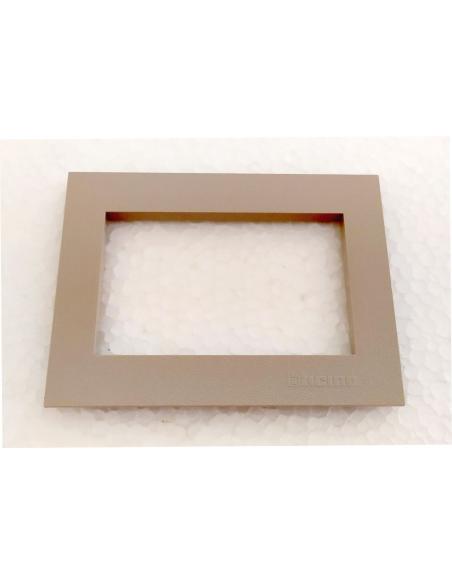 Placca-Mostrina-grigio-sabbia-3-posti-Bticino-TEKNE-2