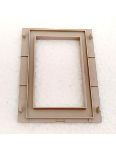 Placca-Mostrina-grigio-sabbia-3-posti-Bticino-TEKNE-4