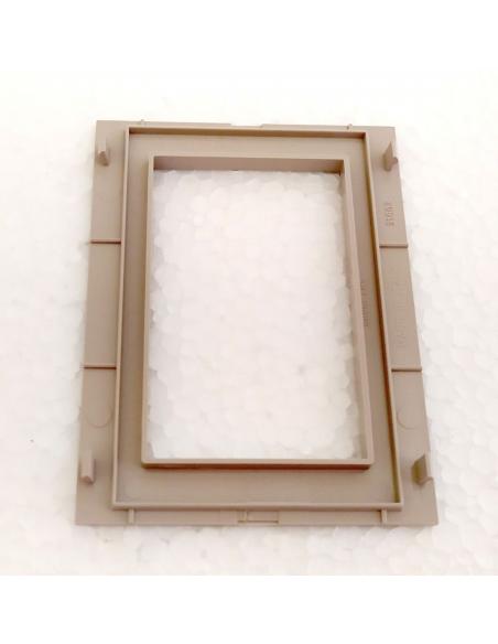 Placca-Mostrina-grigio-sabbia-3-posti-Bticino-TEKNE-4