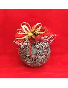 Sfera-decorativa-filigranata-in-ferro-color-argento-con-decorazione