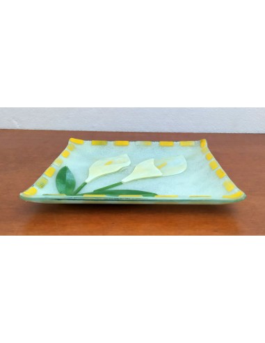 Piatto-quadrato-in-vetro-decorato-con-calle-pressofuse-2