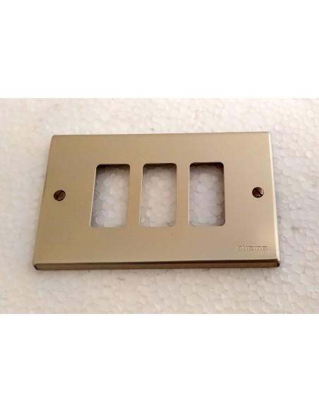 Placca-Bticino-3-posti-moduli-in-alluminio-serie-Magic-2