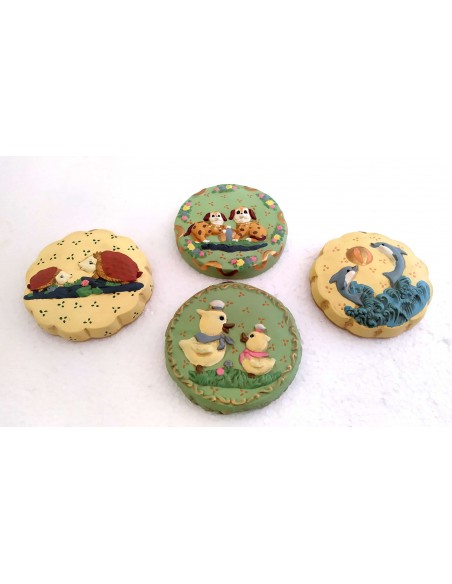 Placchetta-in-ceramica-decorata-o-105xh2-con-scatola-set-4-pz