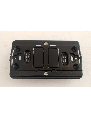 Supporto-in-resina-2-posti-per-scatola-tonda-Bticino-Magic