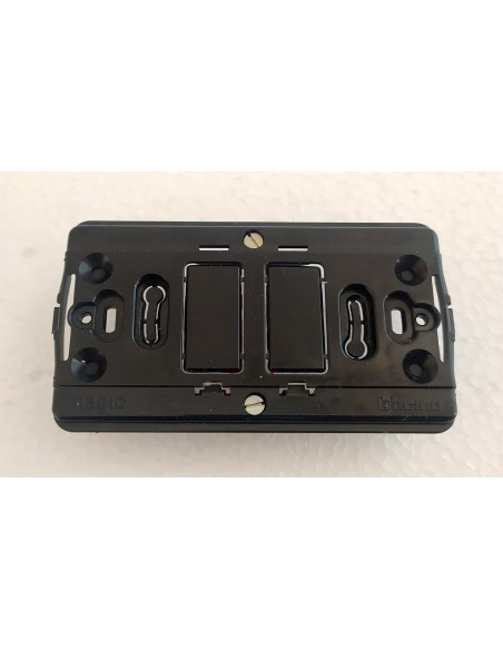 Supporto-in-resina-2-posti-per-scatola-tonda-Bticino-Magic