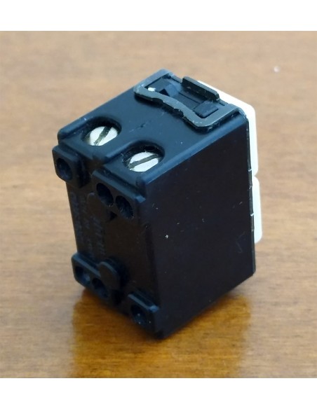 Pulsante-doppio-saliscendi-Bticino-serie-Magic-con-frecce-4