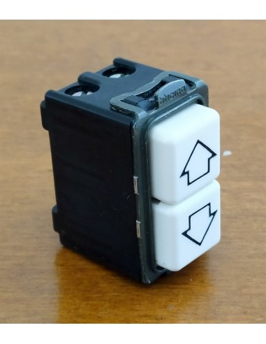 Pulsante-doppio-saliscendi-Bticino-serie-Magic-con-frecce-1