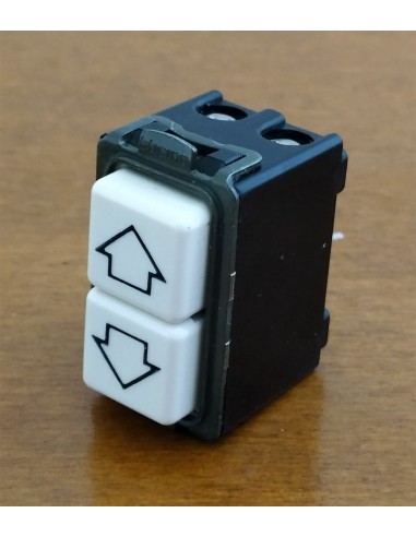 Pulsante-doppio-saliscendi-Bticino-serie-Magic-con-frecce