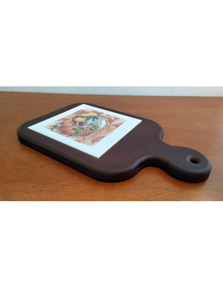 Tagliere-in-arte-povera-con-decorazione-su-piastrella-ceramica-1