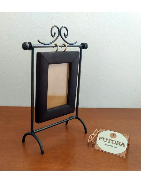 Cornice-portafoto-in-legno-arte-povera-su-supporto-metallico-3