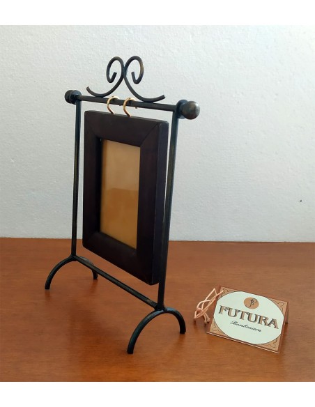 Cornice-portafoto-in-legno-arte-povera-su-supporto-metallico-2