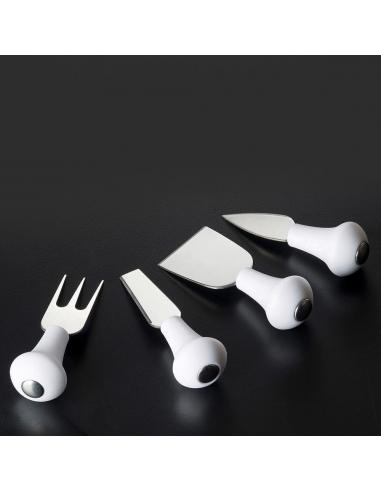 Coltelli-contenuti-sul-ceppo