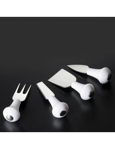 Coltelli-contenuti-sul-ceppo