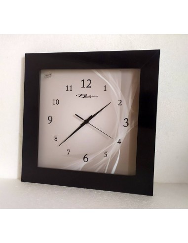 Orologio-quadrato-in-legno-venghe-nero-con-fondo-sfumato-1