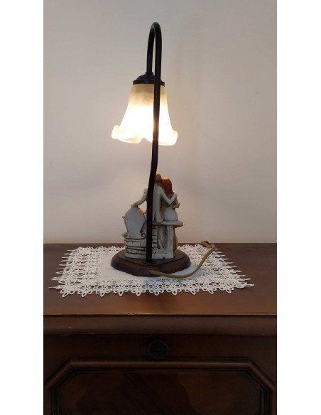 Lampada-arte-povera-con-base-legno-e-coppia-di-sposi-3