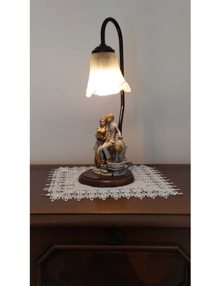 Lampada-arte-povera-con-base-legno-e-coppia-di-sposi-2
