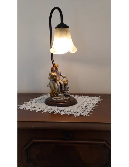 Lampada-arte-povera-con-base-legno-e-coppia-di-sposi-1