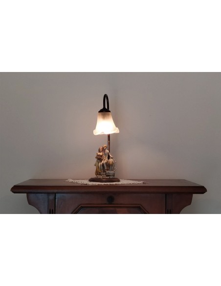 Lampada-arte-povera-con-base-legno-e-coppia-di-sposi