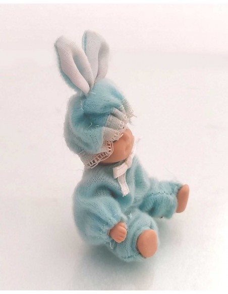 Coniglietto-in-ceramica-con-vestito-e-cappello-celeste-5x8-cm-1