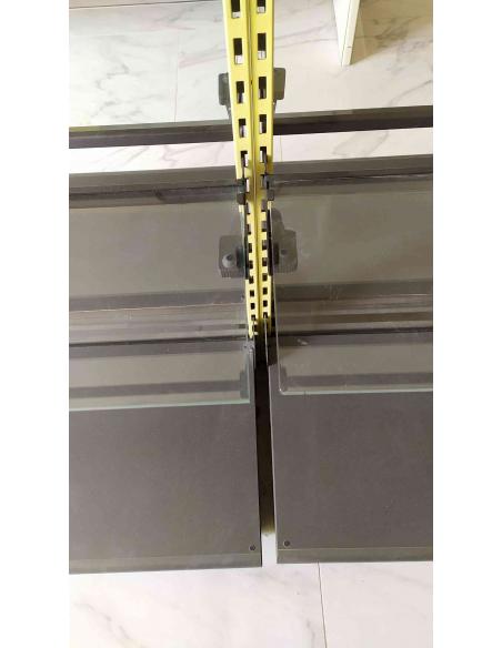 Scaffale-gondola-bifacciale-per-esposizione-con-base-in-legno-e-ripiani-in-vetro-10