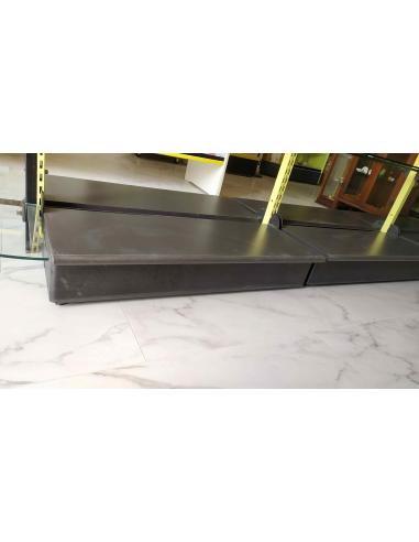 Scaffale-gondola-bifacciale-per-esposizione-con-base-in-legno-e-ripiani-in-vetro-4