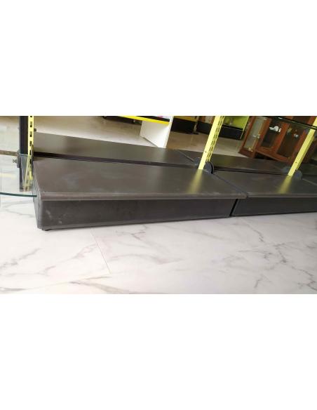 Scaffale-gondola-bifacciale-per-esposizione-con-base-in-legno-e-ripiani-in-vetro-4