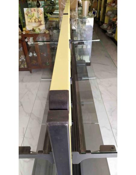 Scaffale-gondola-bifacciale-per-esposizione-con-base-in-legno-e-ripiani-in-vetro-3