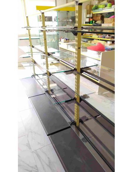 Scaffale-gondola-bifacciale-per-esposizione-con-base-in-legno-e-ripiani-in-vetro-1
