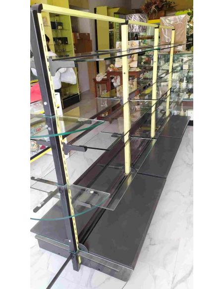 Scaffale-gondola-bifacciale-per-esposizione-con-base-in-legno-e-ripiani-in-vetro