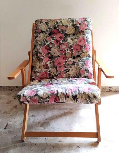 Poltrona-in-legno-relax-con-cuscino-fantasia-fiori