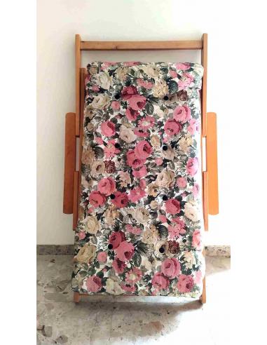 Poltrona-in-legno-relax-con-cuscino-fantasia-fiori-3