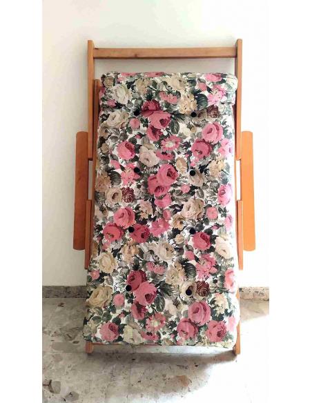 Poltrona-in-legno-relax-con-cuscino-fantasia-fiori-3