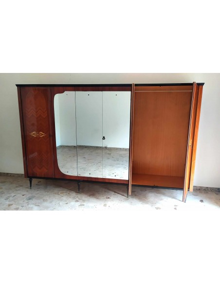 Armadio-in-legno-lucido-antico-con-6-ante-e-specchio-centrale-2