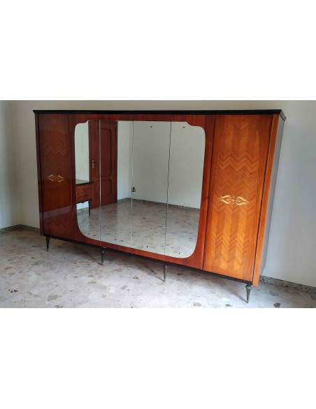 Armadio-in-legno-lucido-antico-con-6-ante-e-specchio-centrale-3