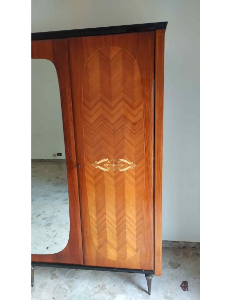 Armadio-in-legno-lucido-antico-con-6-ante-e-specchio-centrale-10