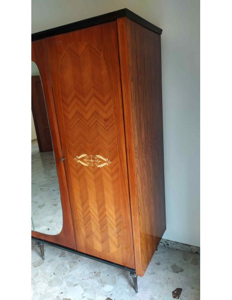 Armadio-in-legno-lucido-antico-con-6-ante-e-specchio-centrale-11