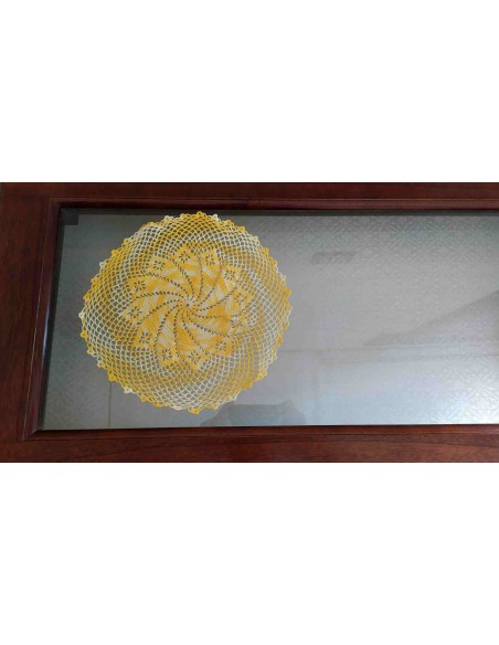 Centrino-giallo-tondo-artigianale-o-28-cm