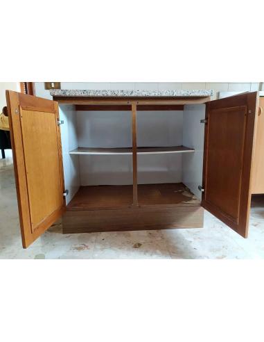 Mobile da cucina componibile con struttura in legno e piano superiore in marmo, vista interna.