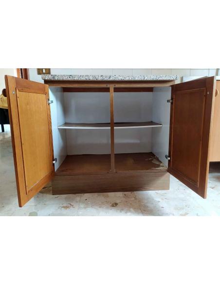 Mobile da cucina componibile con struttura in legno e piano superiore in marmo, vista interna.