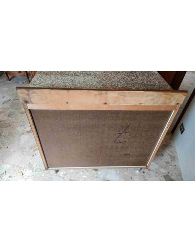Mobile da cucina componibile con struttura in legno e piano superiore in marmo, vista posteriore.